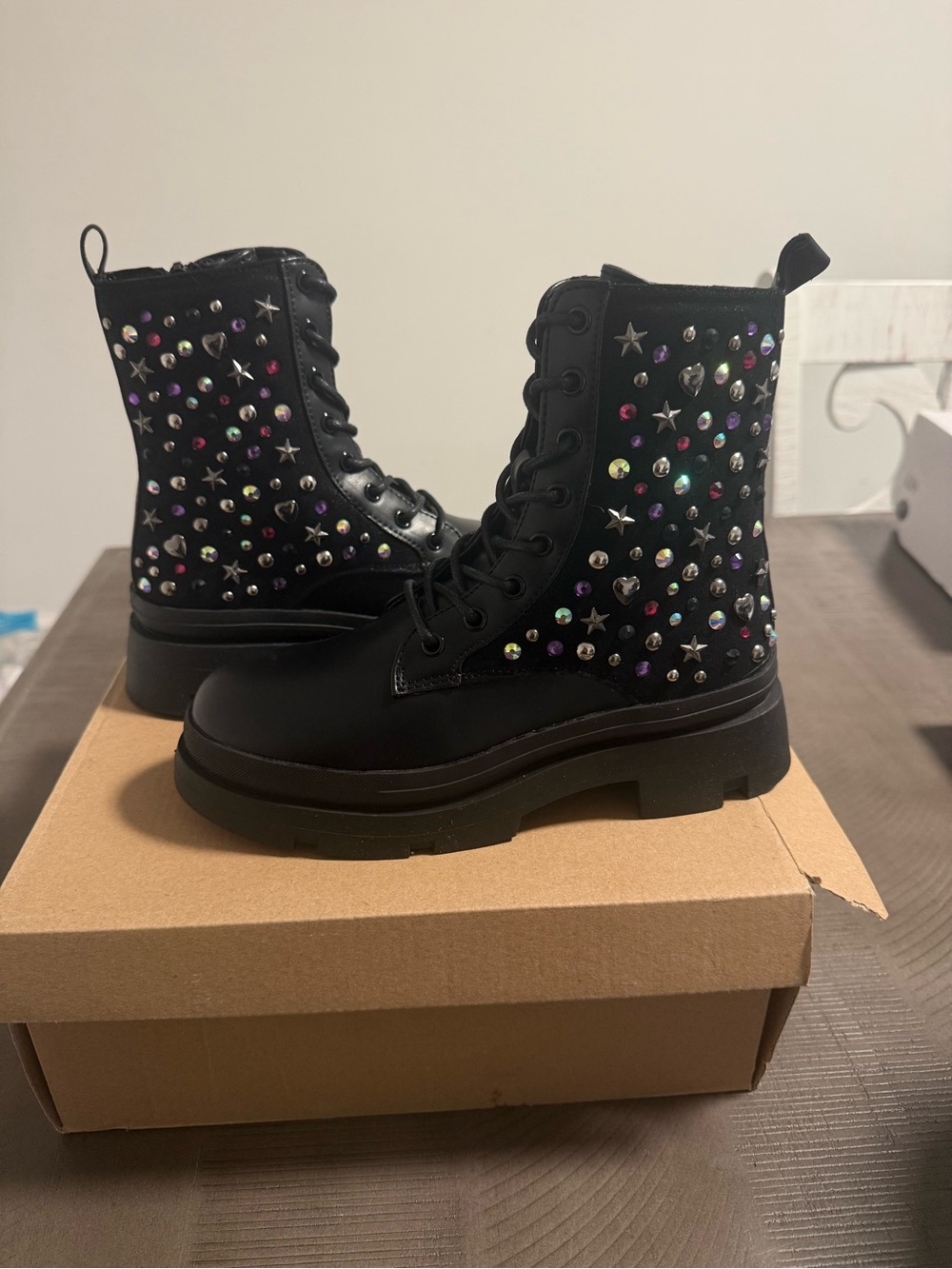 Brand New with Box
Steve Madden 
Girls- Size 4